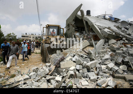 La striscia di Gaza e la striscia di Gaza, Territori palestinesi. Il 20 luglio, 2014. Gli operatori di soccorso alla ricerca di superstiti sotto le macerie di una casa a seguito di un attacco aereo israeliano su Khan Yunis nel sud della striscia di Gaza il 20 luglio 2014. Il numero di morti nella Striscia di Gaza ha superato 400 come Israele premuto il suo più grande offensiva contro la guerra-strappata enclave in cinque anni, sanità palestinese hanno detto i funzionari. Foto di Abed Rahim Khatib/NurPhoto Credito: Abed Rahim Khatib/NurPhoto/ZUMA filo/Alamy Live News Foto Stock