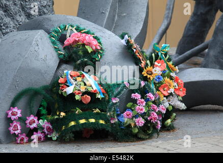 Fiori posti presso il memoriale di vigili del fuoco che sono stati uccisi dopo la risposta al disastro di Chernobyl. Foto Stock