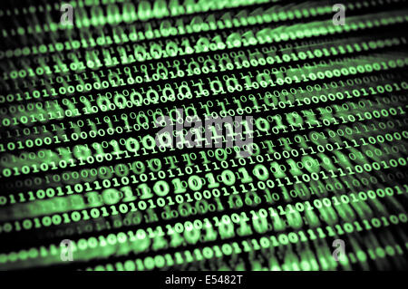 Fotografia - dati binari sul monitor di un computer schermo - dati, comunicazioni, la sicurezza informatica e i concetti di crittografia ecc Foto Stock