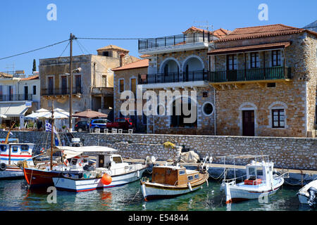 MANI PENINSULAR, Peloponneso, Grecia, 2 luglio 2014. Le barche nel porto di Aghios Nikolaos, un villaggio di pescatori sulla costa ovest Foto Stock