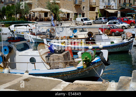 MANI PENINSULAR, Peloponneso, Grecia, 2 luglio 2014. Le barche nel porto di Aghios Nikolaos, un villaggio di pescatori sulla costa ovest Foto Stock