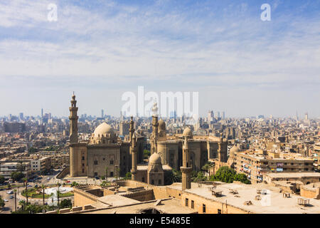 Sultano Hassan Madrassa e Al Rifai mosque dalla cittadella. Il Cairo, Egitto. Foto Stock