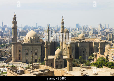 Sultano Hassan Madrassa e Al Rifai mosque dalla cittadella. Il Cairo, Egitto. Foto Stock