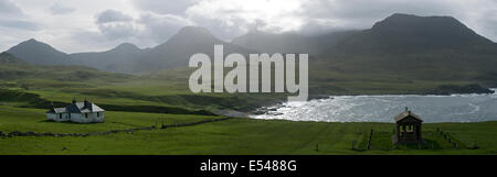 Panorama del Rum Cuillin Hills, con Harris Lodge e il Mausoleo Bullough, Harris Bay, Isola di Rum, Scotland, Regno Unito. Foto Stock