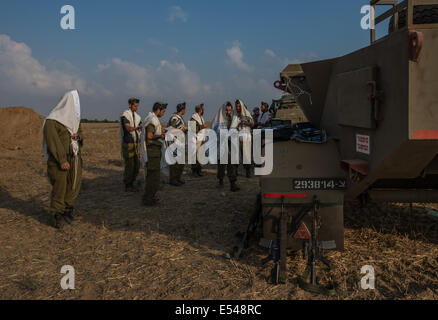 Israele. Il 20 luglio, 2014. Soldati israeliani pregare nel sud di Israele vicino al confine con la striscia di Gaza, il 20 luglio 2014. Israele riprende sgranare la striscia di Gaza, a meno di un ora per la temporanea tregua umanitaria di domenica, dicendo che il fuoco è stato in risposta al continuo fuoco da parte di Hamas. Credito: Li Rui/Xinhua/Alamy Live News Foto Stock