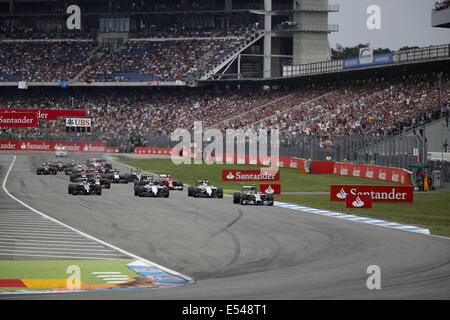 Hockenheim, Germania. Il 20 luglio, 2014. NICO ROSBERG della Germania e la Mercedes AMG Petronas F1 Team conduce l'inizio della Formula 1 Gran Premio di Germania 2014 al Hockenheim-Ring di Hockenheim, in Germania Credito: James Gasperotti/ZUMA filo/Alamy Live News Foto Stock