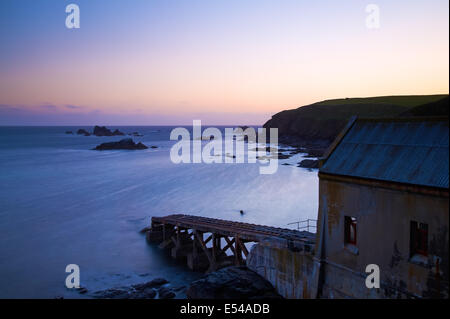 La vecchia stazione di salvataggio a Lizard Point, shot al crepuscolo. Ho trovato un equipaggiamento abbandonato un capannone per scattare la foto. Foto Stock