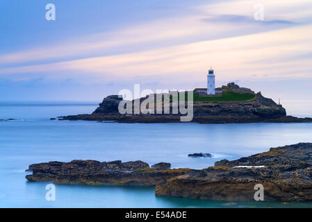 Godrevy Lighthouse, girato da rocce appena fuori la città di Gwithian. Foto Stock