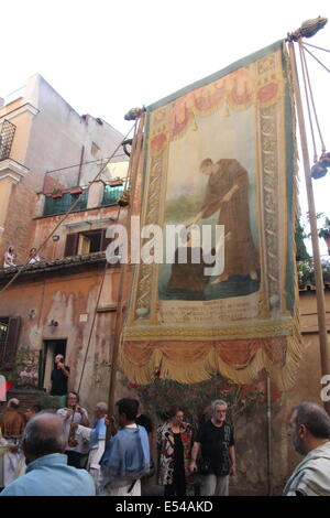 Roma, Italia. 19 Luglio, 2014. Festa de Noantri celebrazioni - La solenne processione in onore della Madonna del Carmine noto anche come 'de 'Noantri', il santo patrono dei cittadini del quartiere di Trastevere Credito: Gari Wyn Williams/Alamy Live News Foto Stock