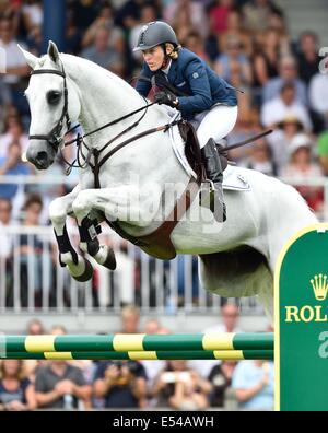 Aachen, Germania. Il 20 luglio, 2014. Il tedesco mostrano il ponticello Meredith Michaels-Beerbaum sul suo cavallo 17 Fibonacci in azione durante il Grand Prix al CHIO International Horse Show di Aachen, Germania, 20 luglio 2014. Foto: UWE ANSPACH/dpa/Alamy Live News Foto Stock