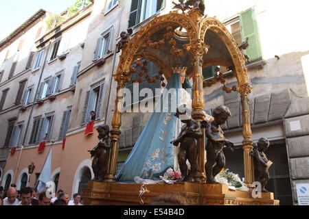 Roma, Italia. 19 Luglio, 2014. Festa de Noantri celebrazioni - La solenne processione in onore della Madonna del Carmine noto anche come 'de 'Noantri', il santo patrono dei cittadini del quartiere di Trastevere Credito: Gari Wyn Williams/Alamy Live News Foto Stock