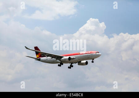 Avianca Airlines Airbus A321 di velivoli a getto piano di atterraggio. Foto Stock