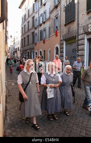 Roma, Italia. 19 Luglio, 2014. Festa de Noantri celebrazioni - La solenne processione in onore della Madonna del Carmine noto anche come 'de 'Noantri', il santo patrono dei cittadini del quartiere di Trastevere Credito: Gari Wyn Williams/Alamy Live News Foto Stock