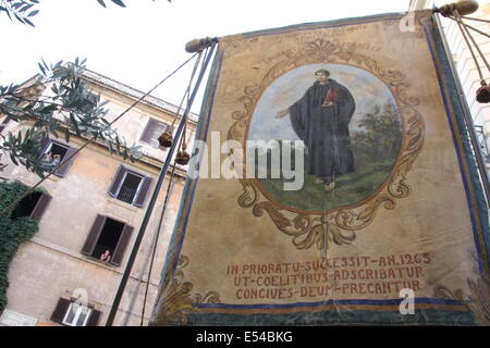 Roma, Italia. 19 Luglio, 2014. Festa de Noantri celebrazioni - La solenne processione in onore della Madonna del Carmine noto anche come 'de 'Noantri', il santo patrono dei cittadini del quartiere di Trastevere Credito: Gari Wyn Williams/Alamy Live News Foto Stock