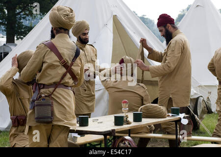 British esercito indiano mettendo sul turbanti Foto Stock