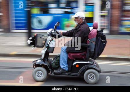 Utenti in sedia a rotelle a Fleetwood, nel Lancashire, 20 luglio, 2014. Mobilità sfocate, scooter o sedia a rotelle motorizzata, in movimento a Fleetwood Festival dei trasporti. Foto Stock