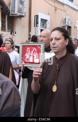 Roma, Italia. 19 Luglio, 2014. Festa de Noantri celebrazioni - La solenne processione in onore della Madonna del Carmine noto anche come 'de 'Noantri', il santo patrono dei cittadini del quartiere di Trastevere Credito: Gari Wyn Williams/Alamy Live News Foto Stock