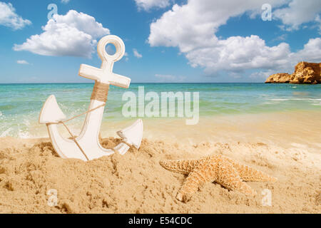 Ancoraggio con stella di mare su una spiaggia di sabbia - vacanze estate concept Foto Stock