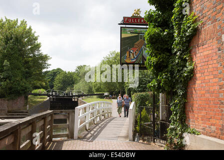 Segno pub accanto al Kennet & Avon Canal a Newbury bloccare Berkshire REGNO UNITO Foto Stock