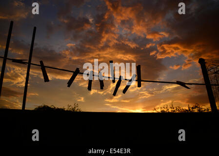 Perni di vestiti si stagliano al tramonto in Tucson, Arizona, Stati Uniti. Foto Stock