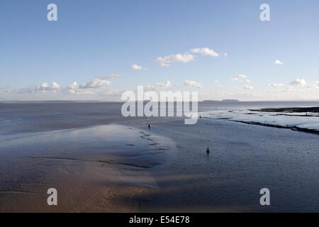 Pianure fangose nell'estuario del Severn fuori dalla Baia di Cardiff, Regno Unito, Galles, costa con bassa marea della costa gallese Vista panoramica della spiaggia e del paesaggio della costa britannica Foto Stock