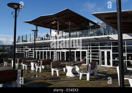 Il pub Mount Stuart Wetherspoons a Cardiff Bay, Galles, Regno Unito Foto Stock