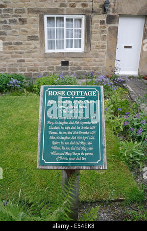 Targa commerciale all'esterno del Rose Cottage a Eyam Derbyshire, Inghilterra Foto Stock