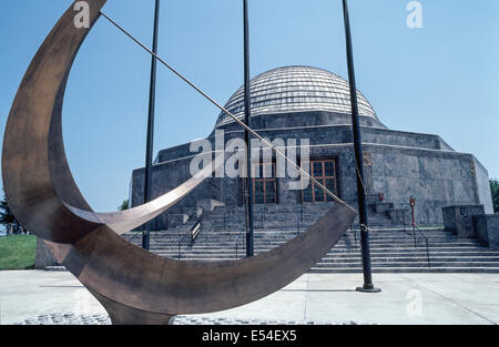 Un cast opera d'arte in bronzo di un bowstring meridiana dal dello scultore inglese Henry Moore telai l'ingresso al famoso Adler Planetarium di Chicago, Illinois, Stati Uniti d'America. Foto Stock