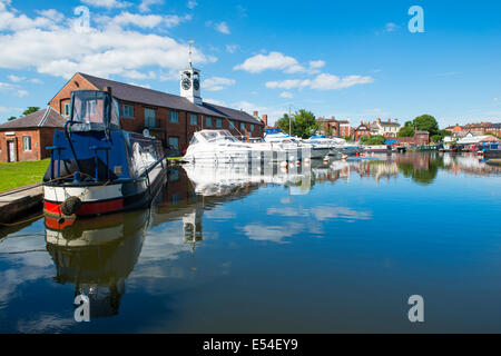 Barche ormeggiate al di fuori Stourport on Severn Yacht Club, Worcestershire, England, Regno Unito Foto Stock