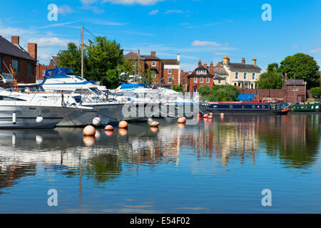 Barche ormeggiate in Stourport bacino del canale, Worcestershire, England, Regno Unito Foto Stock