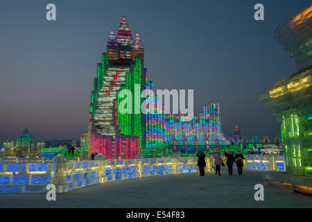 Multi-luci colorate sul ghiaccio edifici, International Festival di ghiaccio, Harbin, Cina Foto Stock