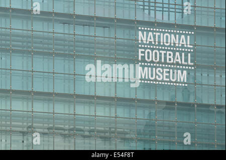 Il logo del Museo Nazionale del Calcio (Urbis) in Manchester sparato contro la struttura in vetro dell'edificio. Foto Stock