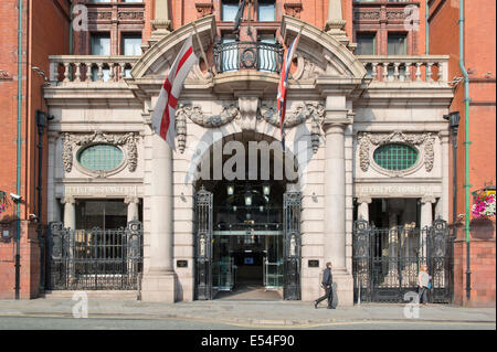 L'entrata dell'eclettica Palazzo Barocco Hotel edificio su una soleggiata giornata estiva di Oxford Road, Manchester. Foto Stock