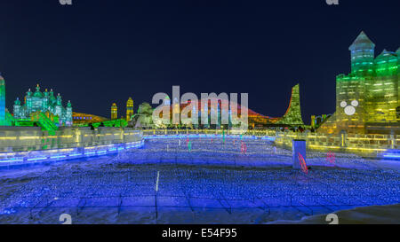 Campo Stella e multi-colore strutture di ghiaccio, ghiaccio Internazionale Festival, Harbin, Cina Foto Stock