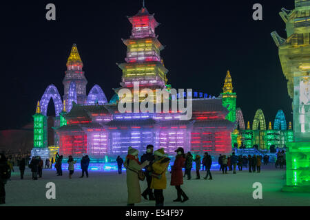 La pagoda di ghiaccio con multi-luci colorate, International Festival di ghiaccio, Harbin, Cina Foto Stock