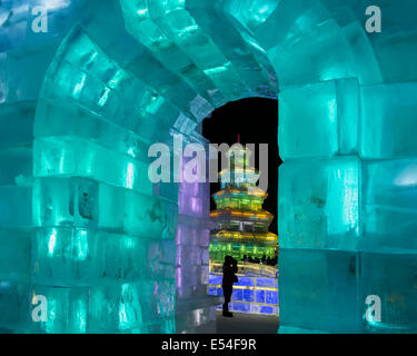 La pagoda cinese visto attraverso il ghiaccio arch, International Festival di ghiaccio, Harbin, Cina Foto Stock