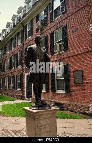 NEW Haven, Connecticut: Nathan Hale (un alunno di Yale) statua e 1750 Connecticut Hall presso l Università di Yale Foto Stock