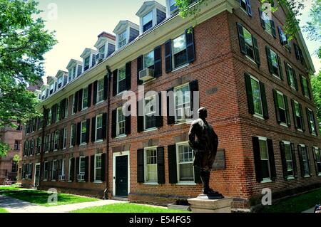 NEW Haven, Connecticut: Nathan Hale (un alunno di Yale) statua e 1750 Connecticut Hall presso l Università di Yale Foto Stock