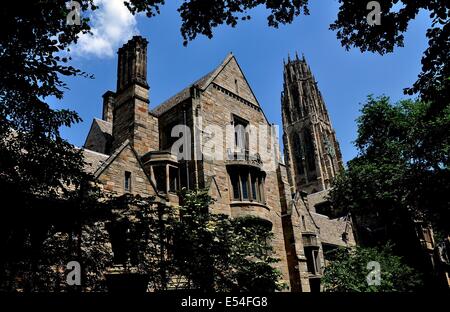 NEW Haven, Connecticut: in stile inglese di edifici in pietra e neo-gotica Torre Harkness a Branford College / Università di Yale Foto Stock