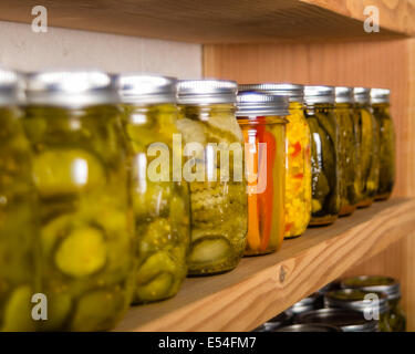 Conserve di merci su legno shelf di storage in armadio Foto Stock