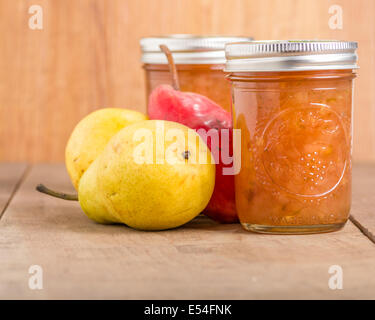 Pera marmellata in vasetti di vetro con il rosso e il giallo di pere Foto Stock