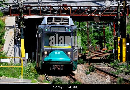 Centro di Newton, nel Massachusetts: la linea D Riverside treno della metropolitana di Boston 'T' Municipal Transportation System * Foto Stock