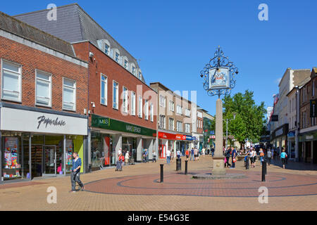 Chelmsford (capoluogo di contea di Essex) centro commerciale pedonale high street con stemma Foto Stock