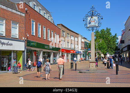 Città di Chelmsford Essex contea città segno con stemma blu cielo estate giorno per la gente shopping in strada pedonale lastricata alta Inghilterra Regno Unito Foto Stock