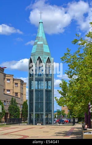 Basildon Essex St Martins chiesa in vetro autoportante Campanile sei di otto sono riutilizzati vecchie campane storiche tutte gettate alla fonderia Whitechapel Bell UK Foto Stock