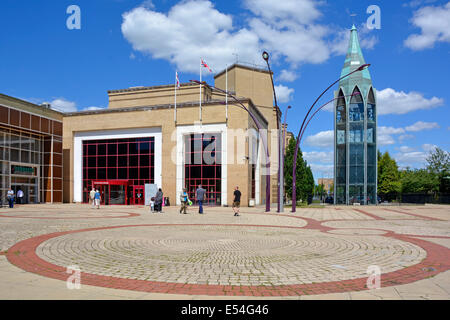 Il nuovo centro di Basildon, St Martins Square, con uffici del consiglio e la chiesa di St Martins in vetro, campanile sul cielo blu, giorno di sole in Inghilterra, Regno Unito Foto Stock