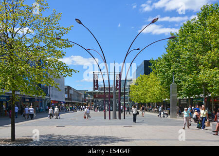 Area commerciale nel nuovo centro di Basildon, piazza Costa, caffetteria oltre al design spray di lampade che si diffondono sulla piazza Essex UK Foto Stock