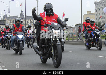 Lima, Perù. Il 20 luglio, 2014. Un motociclista reagisce durante il "patriottica parata di moto 2014' nella città di Lima, capitale del Perù, il 20 luglio 2014. I motociclisti hanno preso parte al motociclo patriottica Parade 2014, indossando il bianco e il rosso gilet per creare la più grande bandiera nazionale, secondo la stampa locale. Credito: Luis Camacho/Xinhua/Alamy Live News Foto Stock