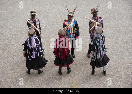 Morris ballerini sul molo di Ilfacombe North Devon England Regno Unito con facce annerite una tradizionale forma di travestimento Foto Stock