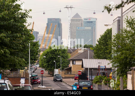 Canary Wharf e l'Emirates air line funivia da una città back Street, Londra, Regno Unito. Foto Stock